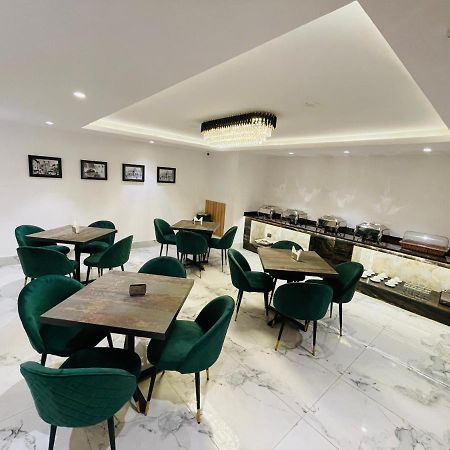 Hotel Malbork Inn @ Janakpuri Дели Экстерьер фото